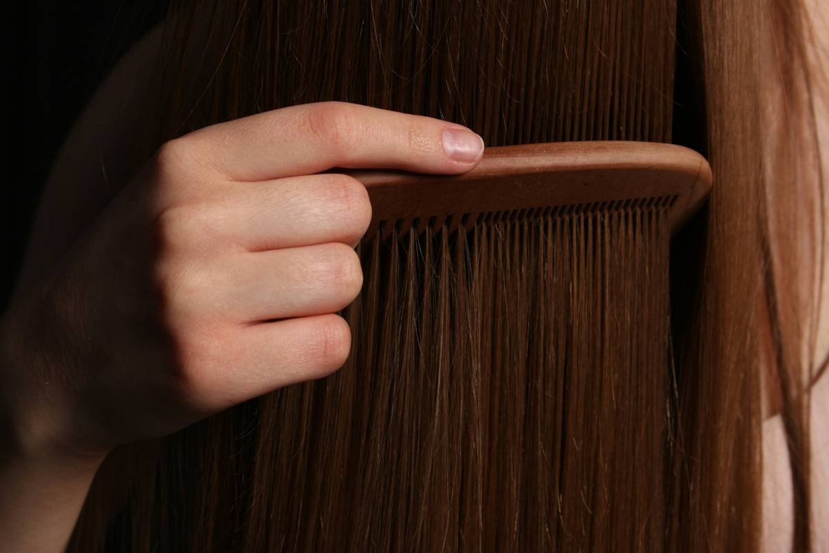 Side-by-side comparison of wide-tooth detangle comb vs. narrow-tooth plastic comb showing tooth spacing and flexibility