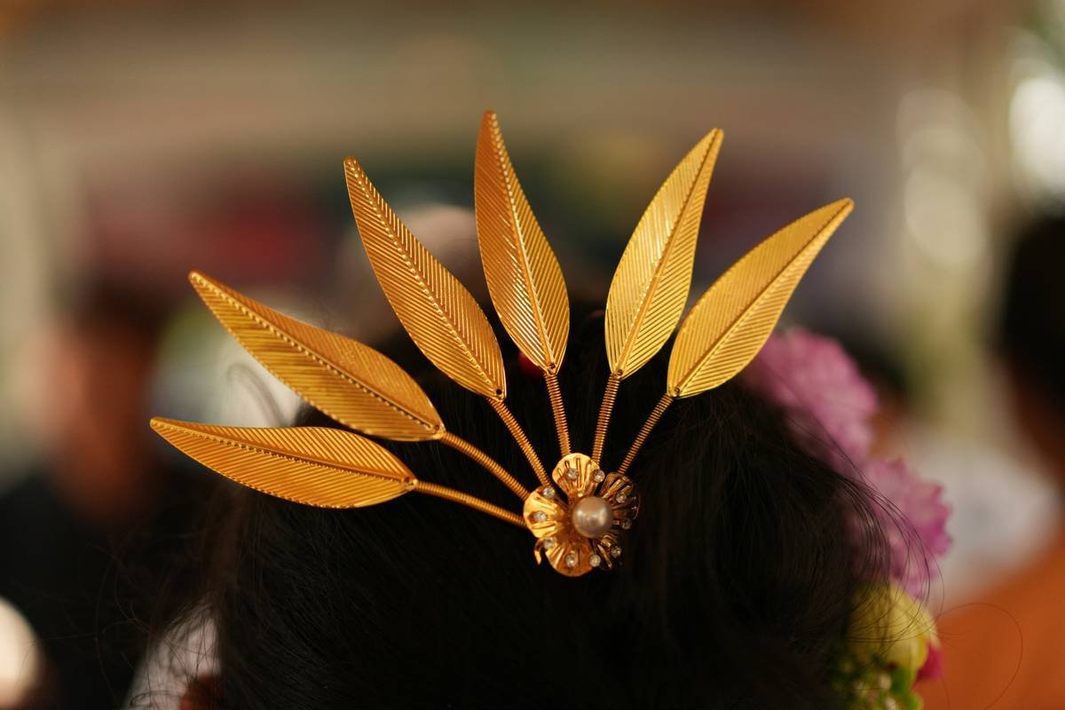Side-by-side comparison of functional vs. decorative hair pick designs showing tine spacing, material, and ergonomic differences